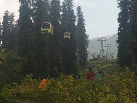 Τραγικό θάνατο βρήκαν 7 επιβάτες τελεφερίκ – Πεύκο έπεσε πάνω στο βαγόνι τους